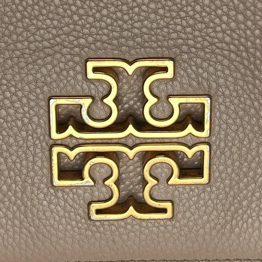Tory Burch Britten Chain Crossbody Clutch Beige Pebbled Leather Gold Logo - Picture 3 of 4